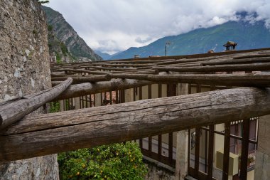 Limone Sul Garda, İtalya - 9 Mayıs 2025: El Castel Limon Evi, Garda 'daki en eski ve en karakteristik narenciye bahçelerinden biridir.                               