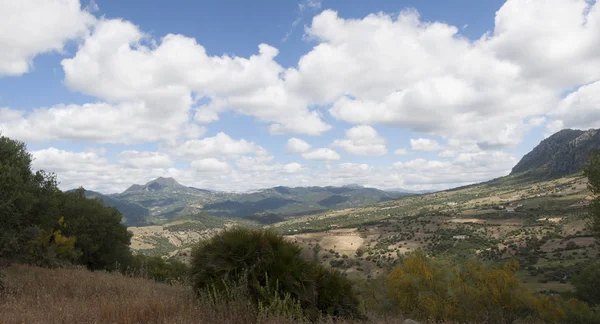 Cebelitarık bölgesinin panoramik manzarası, Casares Cdiz'deki Prerroman köyü Lacipo'dan Sierra de Carbonera