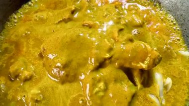 Tavada Hint usulü körili tavuk, Chiangmai Tayland yemeği..