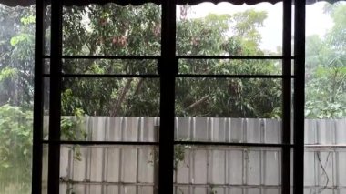  Pencereden yağmur yağıyor, Chiangmai Tayland.