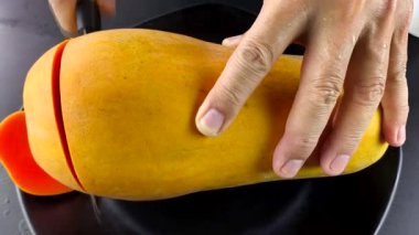 Papayayı bıçakla kesmek, kapalı alan Chiangmai Tayland.