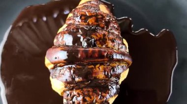 Tabakta çikolatalı kruvasan, kapalı alanda Chiangmai Tayland.