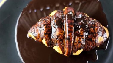 Tabakta çikolatalı kruvasan, kapalı alanda Chiangmai Tayland.