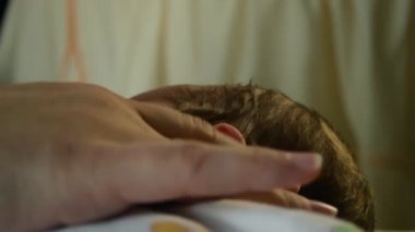 Bir bebek ve kontur emzirme anne parmaklarını yüz