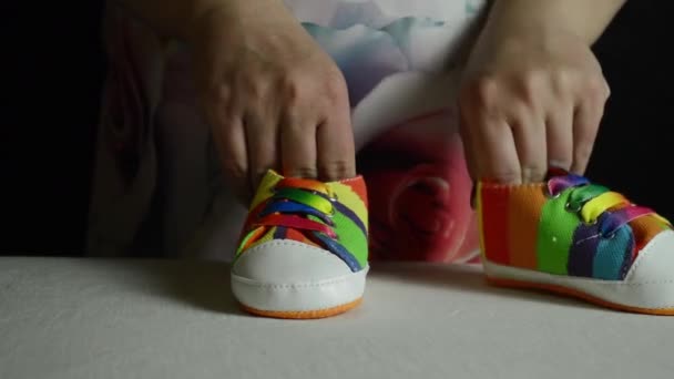 Mujer Embarazada Jugando Con Zapatos Bebé — Vídeo de stock