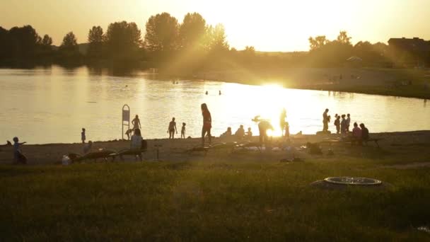 Plage Soir Sur Lac Les Gens Détendent Nagent — Video