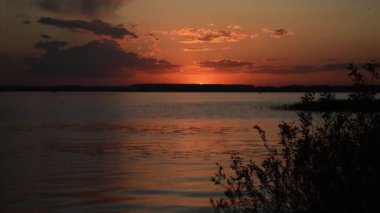 Sunset beach göl kenarında