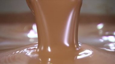 Çikolata dökme çikolata fabrikasında