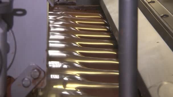 Εργοστάσιο Σοκολάτας Γεμίζοντας Πλάκες Σοκολάτας Μαντολάτο — Αρχείο Βίντεο