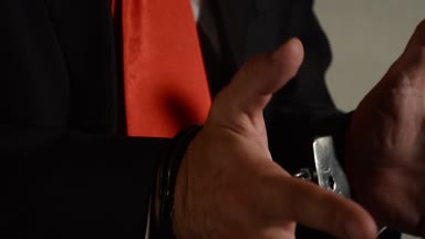 Kelepçeli elbiseli bir adam