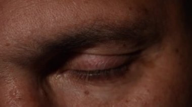 Bir gözyaşı akar adamın gözünden yakın çekim