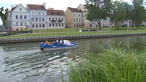 游客乘坐双体船在河道上 — 图库视频影像