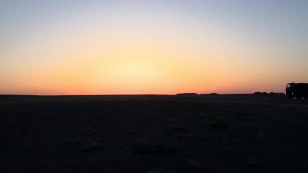 Bij Zonsondergang Het Passeren Van Een Oorlogsmachine — Stockvideo