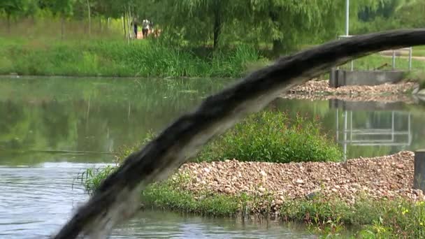 川の中にパイプからマージ汚れた水 汚染環境 — ストック動画