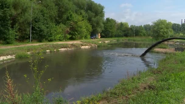 川の中にパイプから汚れた水は 環境汚染をマージします — ストック動画