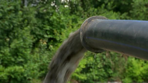 Tubo Funde Água Suja Poluindo Meio Ambiente — Vídeo de Stock