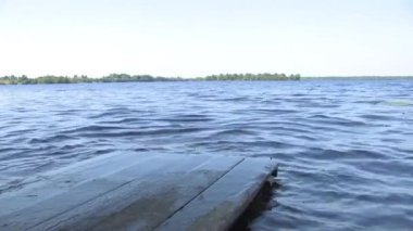 Genç çocuklar yaz aylarında platform suya atlamak