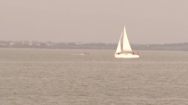 Göl dalgalar üzerinde yelken yat yelken