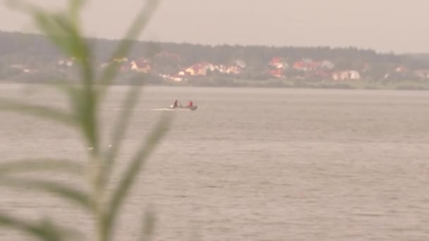 Motorboot Mit Menschen Die Sich Schnell Auf Der Wasseroberfläche Bewegen — Stockvideo