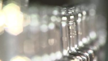 Alkol fabrikası, Konveyör taşıma şişeler, güzel rasfokus, yakın çekim