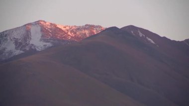 Dağ doruklarına kar, batan güneşin, dağların büyüklüğü