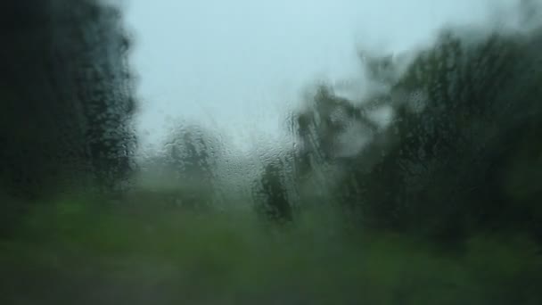 雨点从汽车的玻璃上流下来 — 图库视频影像