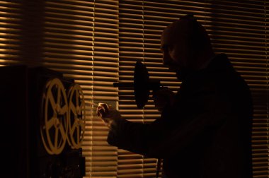 Özel Ajan izci konuşmaları dinler ve bir kayıt üzerinde tape1 yapar