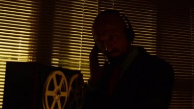 Özel Ajan izci konuşmaları dinler ve bir kayıt üzerinde tape3 yapar