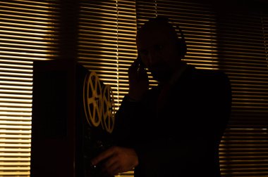 FBI gizli ajan dinler ve konuşma 1 kaydeder