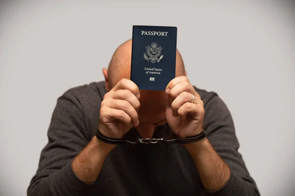 アメリカのパスポートで手錠の男は 彼の顔を非表示に — ストック写真
