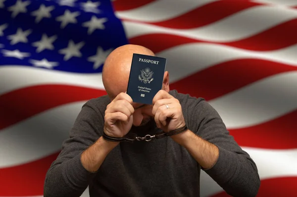 Задержанный Американский Гражданин Наручниках Паспортом Руках Скрывающий Лицо Флаг Страны — стоковое фото