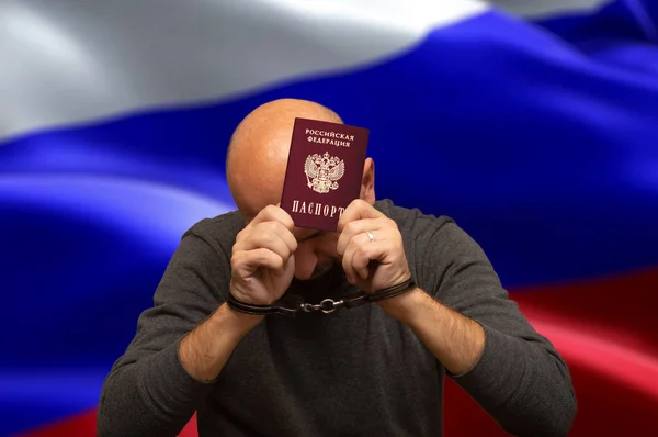 Citoyen Russe Détenu Menotté Avec Passeport Main Cachant Son Visage — Photo