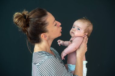 Bir bebek tutan ve onunla konuşmak mutlu anne
