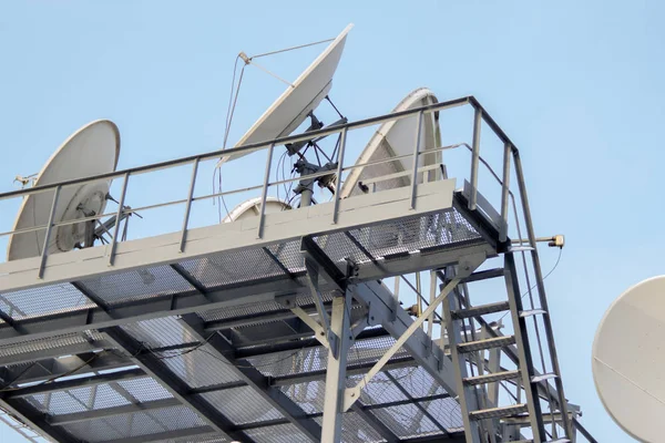Антени Супутникового Параболічного Язку Інтернет Мовлення Передача Сигналу — стокове фото