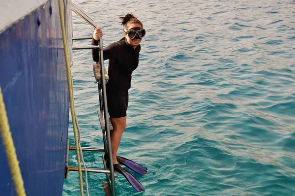 Het Meisje Scuba Uitrusting Klaar Springen Het Water Toerisme Reizen — Stockfoto