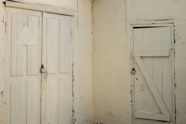 İki boyalı kapı sarı asma kilit üzerinde kapalı