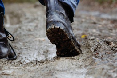 Yürüme çamur, orman yolu, yakın çekim bir erkekte ayak bileği bot