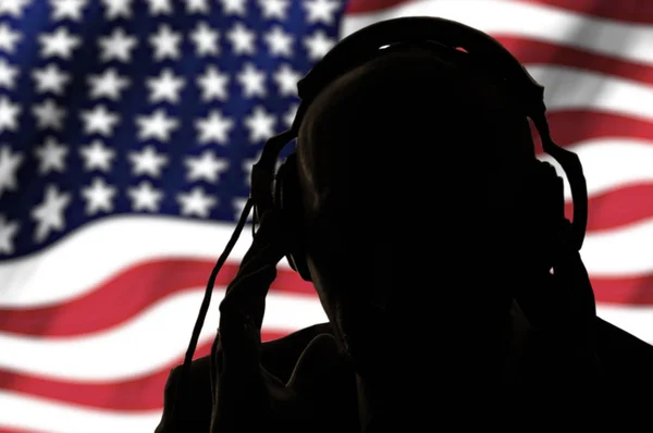 Geheimagent Mit Kopfhörer Auf Dem Hintergrund Der Amerikanischen Flagge Konturenbeleuchtung — Stockfoto