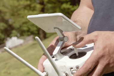 Uzaktan kumanda quadrocopter, bir adam joystick ve kolları döner