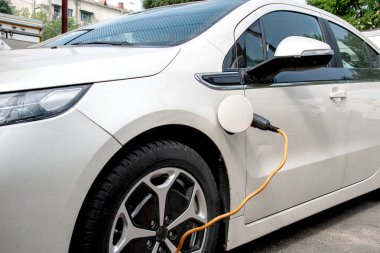 Elektrikli araba şebekeden, şarj istasyonundan kablo şarj edilir