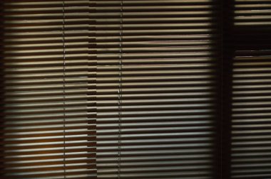 Pencerede perdeler, güneş ışığı perdeleri kırıyor, karanlık oda