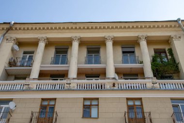 Binanın cephesinin bir kısmı, Minsk şehri, Pencereler ve balkonlar,