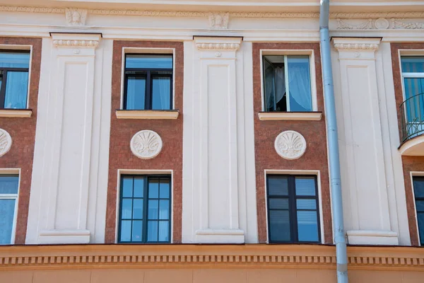 Parte Fachada Edifício Cidade Minsk Janelas Varandas Molduras Forma — Fotografia de Stock