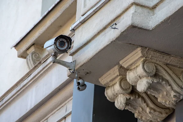 闭路电视摄像机贴在大楼墙壁上 监控和跟踪 监控情况 — 图库照片