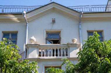 Binanın cephesinin bir kısmı, Minsk şehri, Pencereler ve balkonlar,