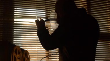 FBI gizli ajan dinler ve kasette konuşma kayıtları, mikrofon insanlara yöneliktir