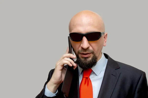 Bald Man Dark Glasses Talking Phone Gray Background Business Negotiations — Stock Photo, Image