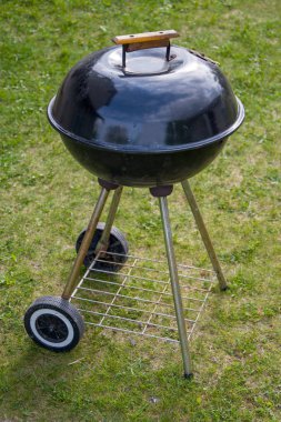 Kömür barbekü ızgara, mobil brazier, yanan ahşap, kapağı kapalı