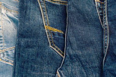 Denim pantolon tezgahüzerinde bir yığın katlanmış, erkek pantolon ticareti
