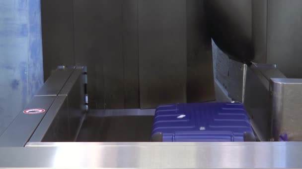 Havaalanında Bir Konveyör Bandı Üzerinde Bavul Hareket Kişisel Eşyalarını Kontrol — Stok video